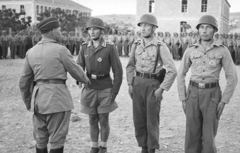Бернхард Рамке награждает десантников. о. Крит. 1941 г.