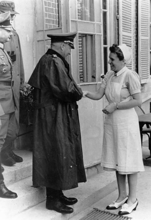 Ганс Клюге с медицинской сестрой во время инспекции Атлантического вала. 1944 г. 