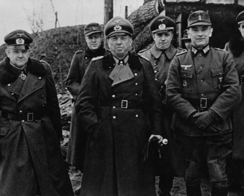Георг Кюхлер с офицерами на Ленинградском направлении. 1943 г.