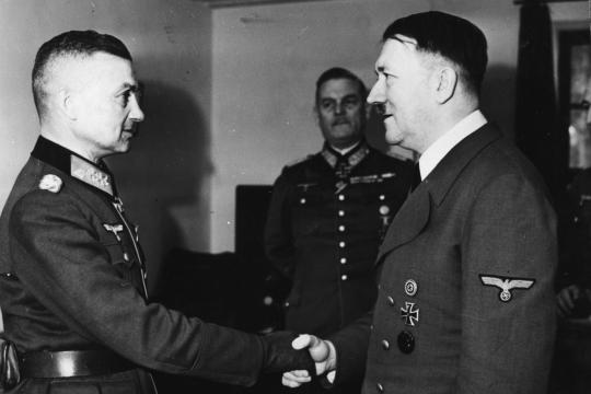 Вальтер Модель и Адольф Гитлер. 1942 г.
