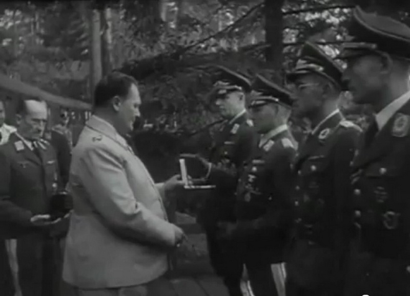 Бернхард Рамке в числе награждаемых Германом Герингом. 1941 г.