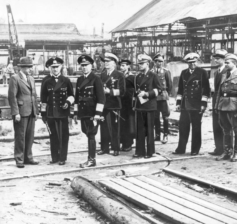 Эрих Рёдер с офицерами на верфи. 1942 г.