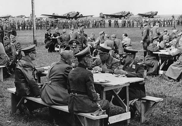 Альфред Йодль, Адольф Гитлер и Бенито Муссолини обедают на военном аэродроме. Умань 1942 г.