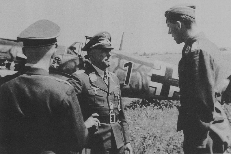 Альфред Келлер и майор Ханнес Траутлофт у истребителя Bf.109F-2. 1941 г. 