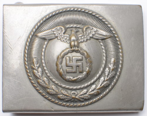 Никелированная пряжка штурмовых отрядов СА, предназначенная для членов вспомогательных отделений СА. Выпускалась с 1931 года. 
