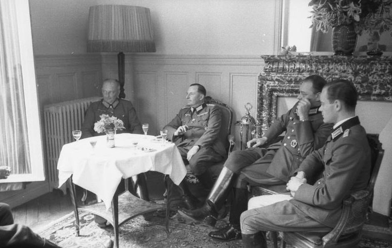 Ганс Клюге с офицерами. Франция. 1944 г.