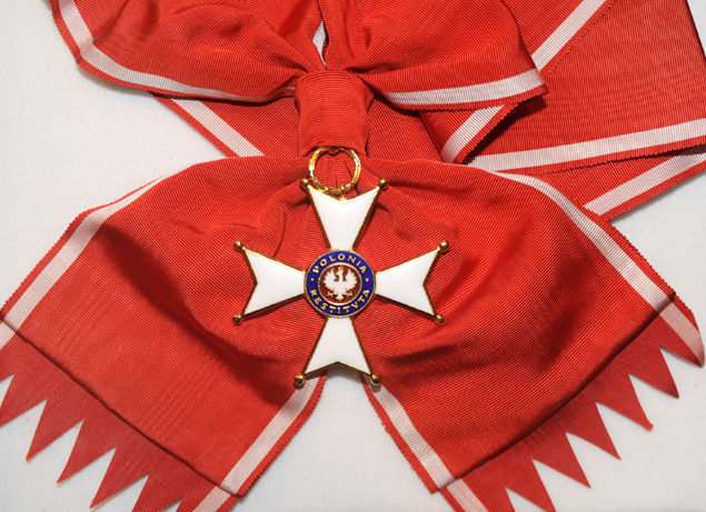 Аверс Большого Креста ордена Возрождения Польши с лентой.