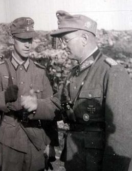 Георг Риттер награждает гонного стрелка. 1943 г.