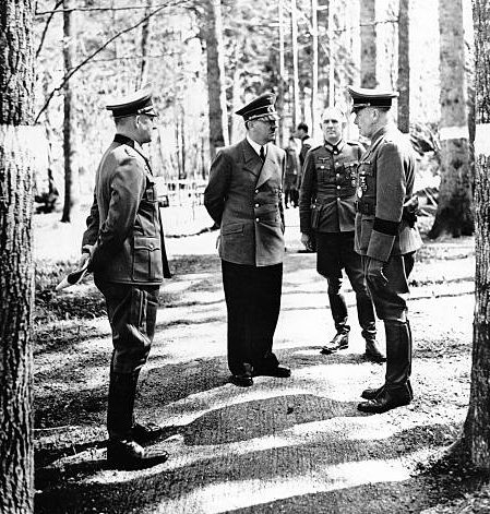 Альфред Йодль и Адольф Гитлер. 1943 г.