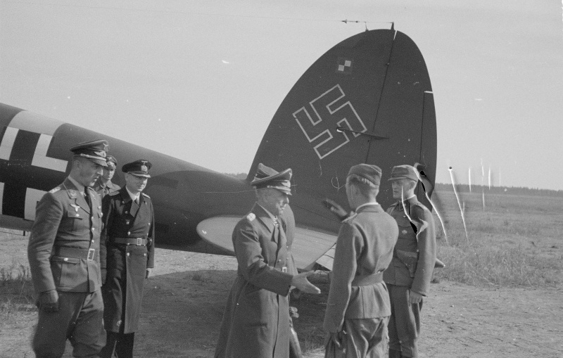 Альфред Келлер и лейтенант Полвиандер у самолета He-111. 1942 г. 