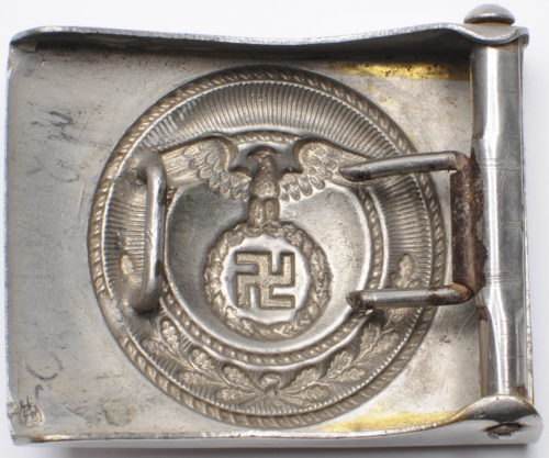 Никелированная пряжка штурмовых отрядов СА, предназначенная для членов вспомогательных отделений СА. Выпускалась с 1931 года. 