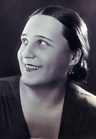 Вера Александровна Давыдова - Народная артистка РСФСР (1951). Лауреат трёх Сталинских премий первой степени (1946, 1950, 1951).