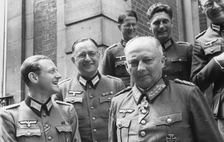 Ганс Клюге с офицерами. Франция. 1944 г.
