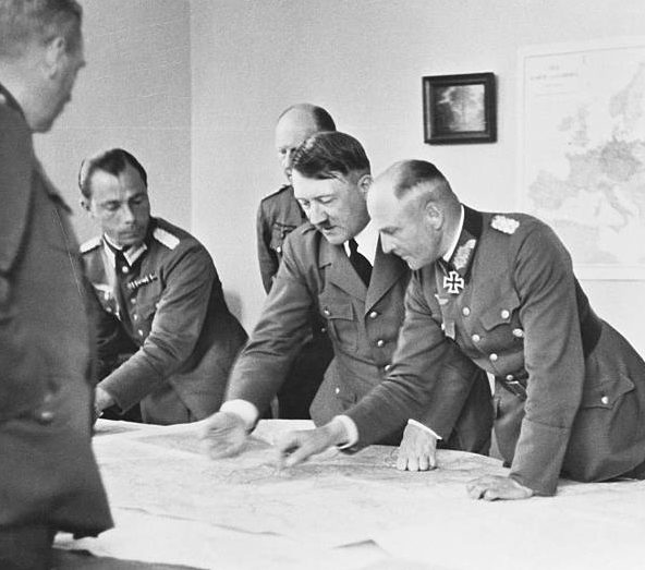Альфред Йодль, Адольф Гитлер, адмирал Редер и Вальтер Браухич. 1943 г.