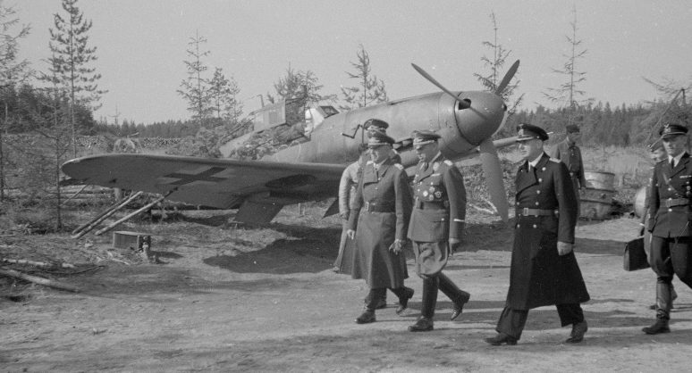 Альфред Келлер с офицерами у истребителя Мессершмитт Bf. 109. 1942 г. 