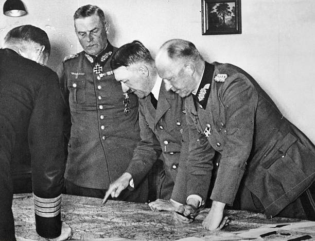 Альфред Йодль, Адольф Гитлер, адмирал Редер и Вальтер Браухич. 1943 г.