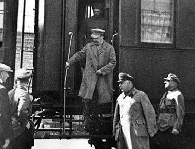 Сталин и Ворошилов на выходе из литерного поезда.
