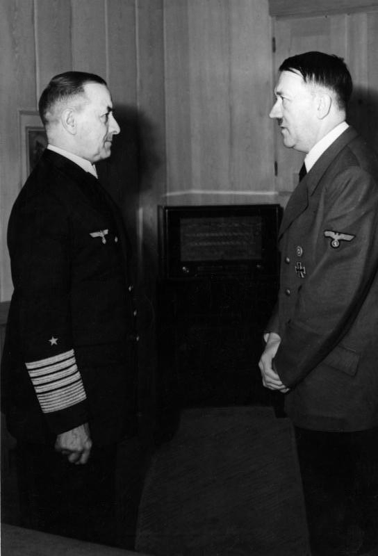 Эрих Рёдер и Адольф Гитлер. 1943 г.