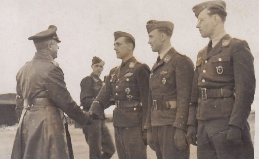 Альфред Келлер награждает пилота Рыцарским крестом. Восточный фронт. 1942 г.