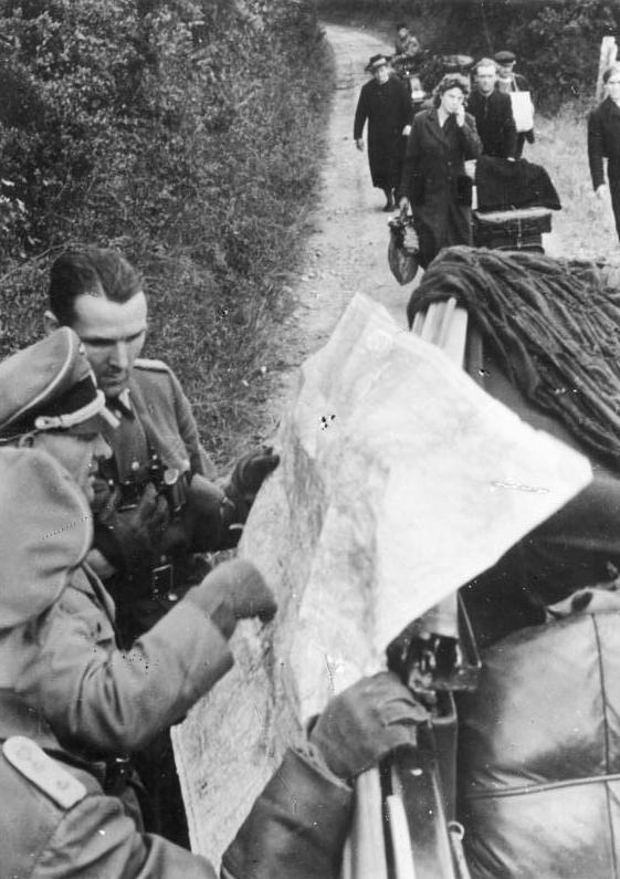 Зепп Дитрих на дороге с беженцами. Нормандия. 1944 г.
