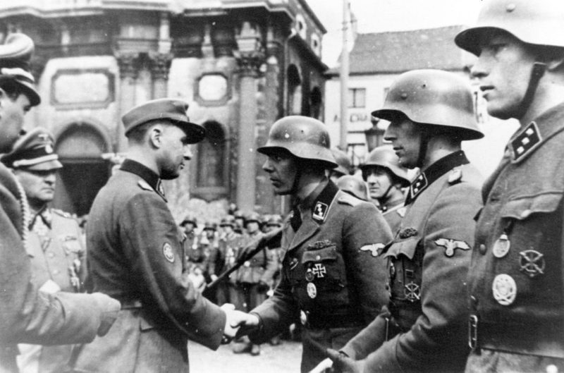 Зепп Дитрих и Леон Дегрель с бельгийским легионом. Шарлеруа. 1944 г.