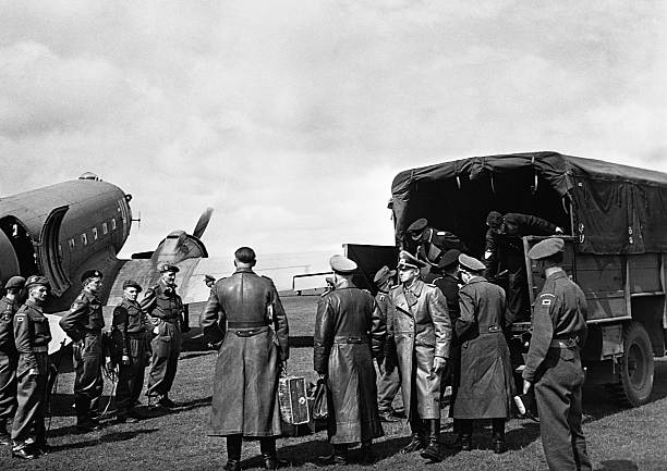 Альфред Йодль и Карл Дениц под конвоем. 1945 г 