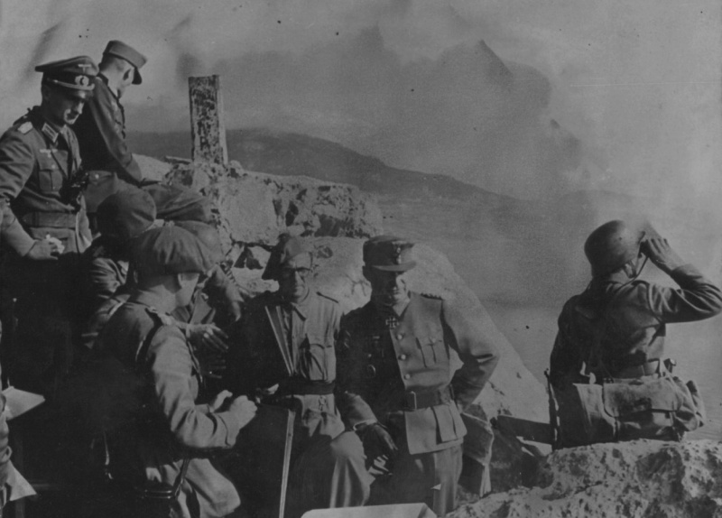 Рудольф Конрад с румынскими офицерами на наблюдательном пункте в Крыму. 1944 г.