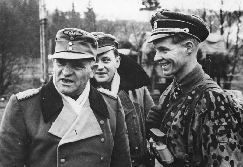 Зепп Дитрих с офицерами. 1945 г.