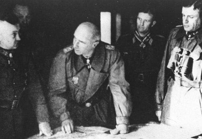 Вальтер Модель с офицерами штаба. Арнем. 1944 г.