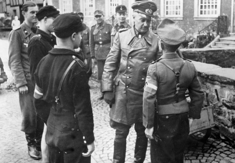 Вальтер Модель с членами Гитлерюгенд. 1944 г.