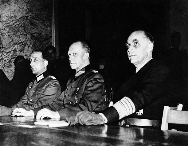 Альфред Йодль подписывает капитуляцию Германии в штаб-квартире союзных войск. Реймс. 1945 г. 