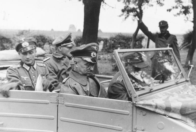 Вальтер Модель инспектирует войска. Ахен. 1944 г.