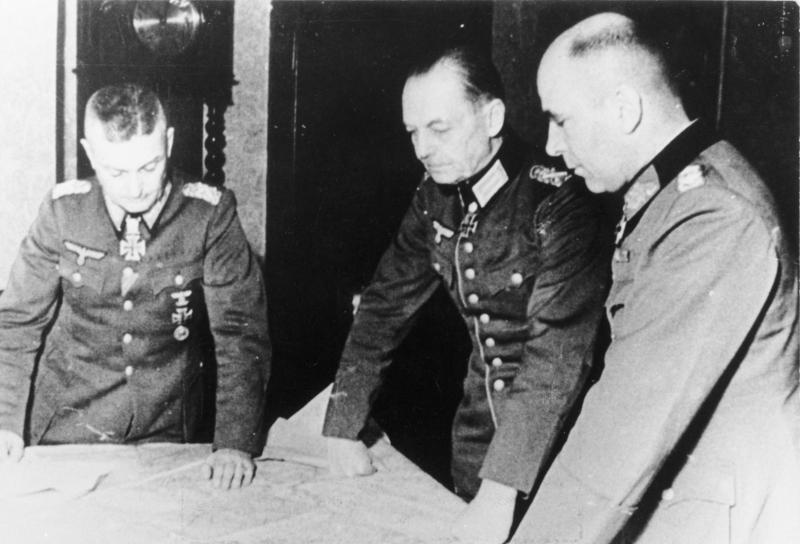 Вальтер Модель, Герд фон Рундштедт и Ганс Кребс у карты. 1944 г.
