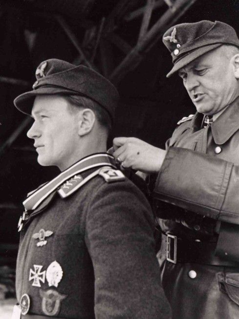 Гюнтер Кортен награждает Карла Гаупта. 1942 г.