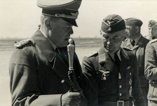 Альберт Кессельринг среди офицеров. 1940 г.