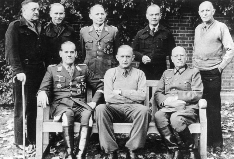 Бернхард Рамке с офицерами. 1944 г.