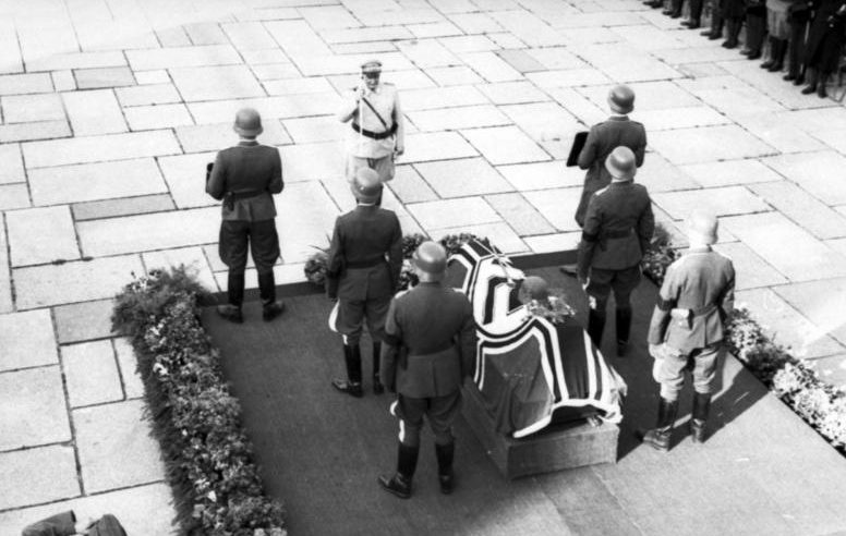 Похороны Гюнтера Кортена на мемориале «Танненберг. Восточная Пруссия. 1944 г. 