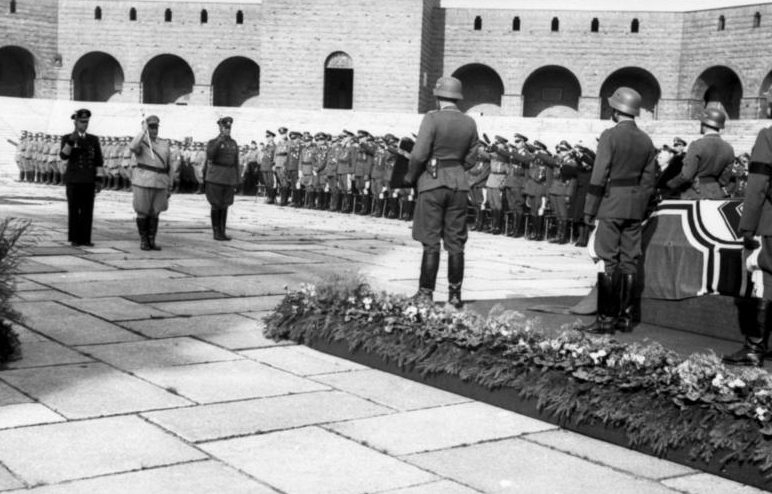 Похороны Гюнтера Кортена на мемориале «Танненберг. Восточная Пруссия. 1944 г. 