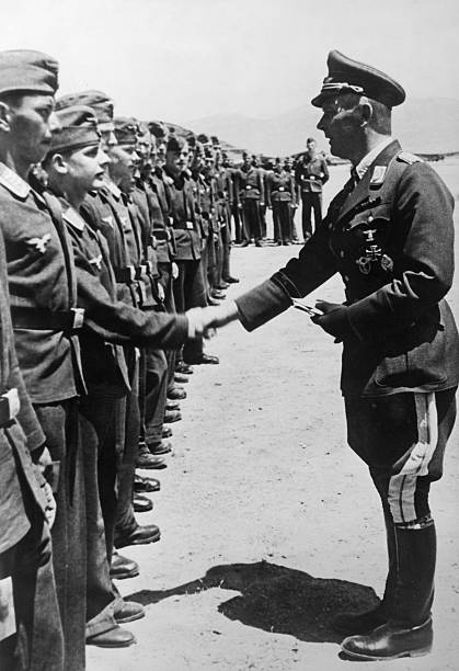 Вольфрам Рихтгофен награждает пилотов. 1941 г. 