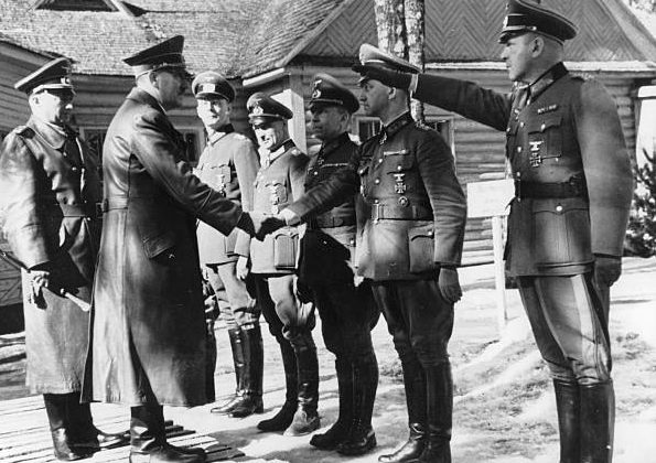 Георг Рейнгардт и Адольф Гитлер в штабе группы армий «Центр». Смоленск. 1943 г.