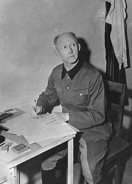 Альфред Йодль в тюрьме во время Нюрнбергского процесса. 1946 г.