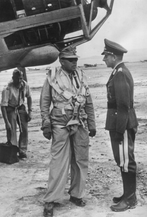 Альберт Кессельринг и генерал Отто Гофман фон Вальдау на острове Крит. 1941 г.
