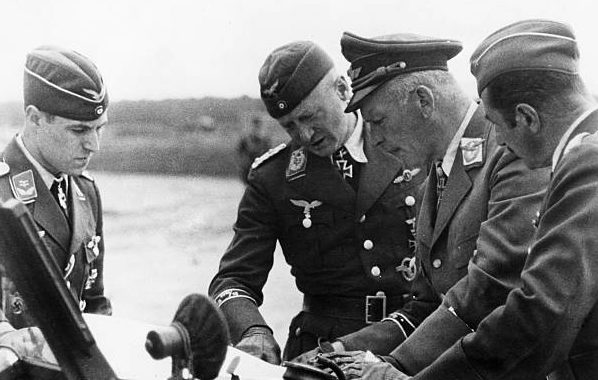 Вольфрам Рихтгофен с офицерами. 1942 г.