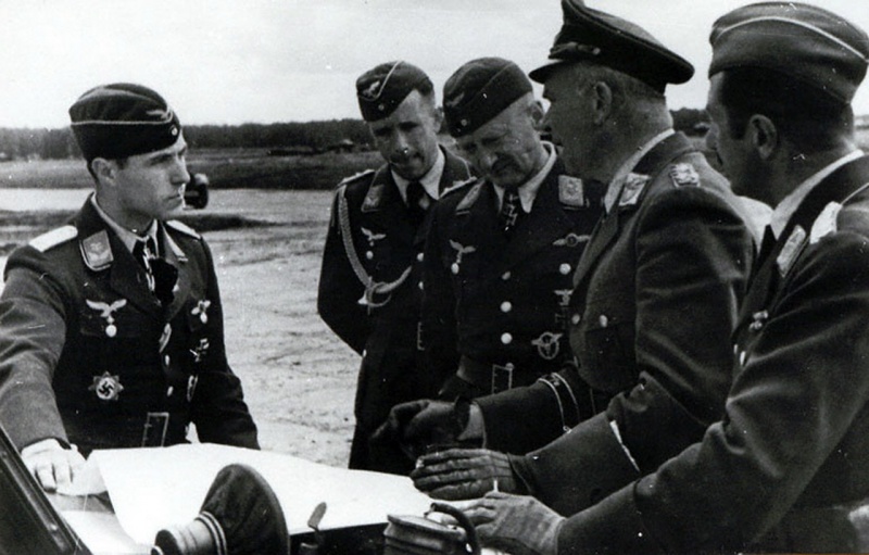 Вольфрам Рихтгофен с офицерами люфтваффе у карты. 1943 г.