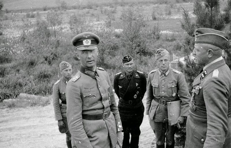 Георг Рейнгардт с инспекцией в 8-м пехотном полку СС. 1943 г.