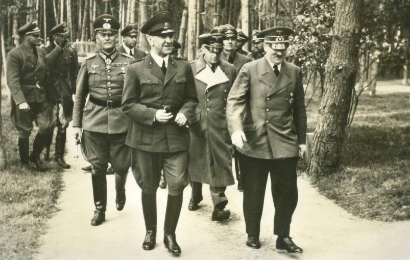 Гитлер с генералами в ставке «Werwolf».