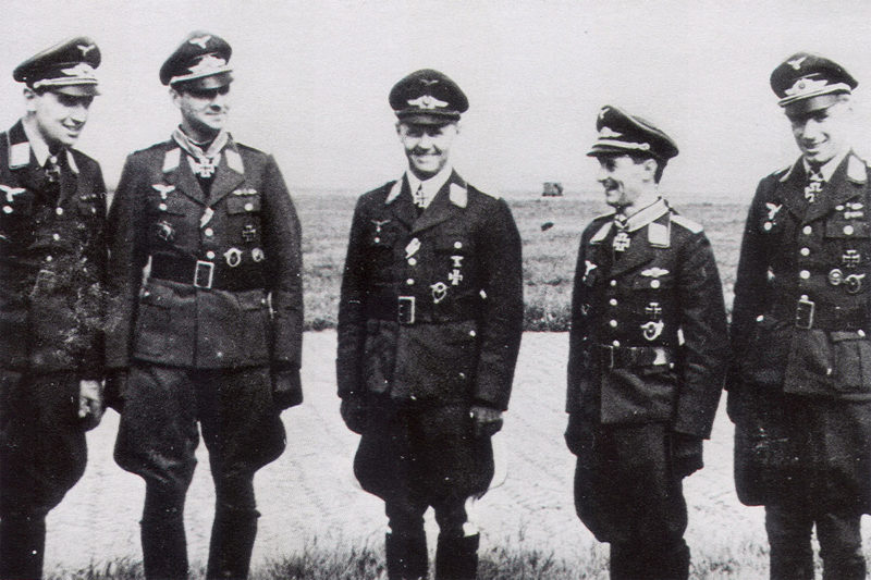 Йозеф Каммхубер среди офицеров. 1943 г.