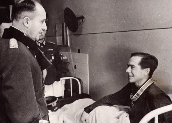 Эрхард Раус вручает Отто Родуолд в Рыцарский крест Железного креста. 1942 г.