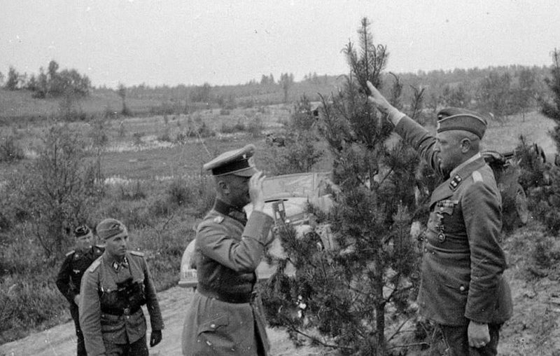 Георг Рейнгардт с инспекцией в 8-м пехотном полку СС. 1943 г.