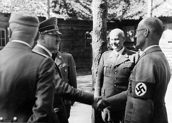 Гитлер с генералами в ставке «Werwolf».